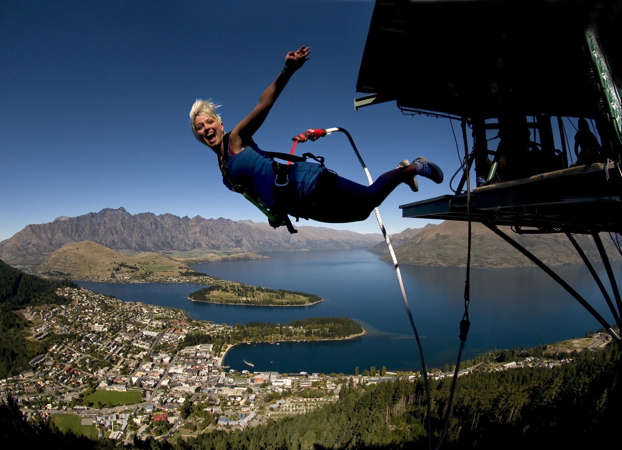 Adventurous people. Bungee jumping новая Зеландия. Банджи-джампинг Куинстаун. Квинстаун банджи прыжки. AJ Hackett Bungy.